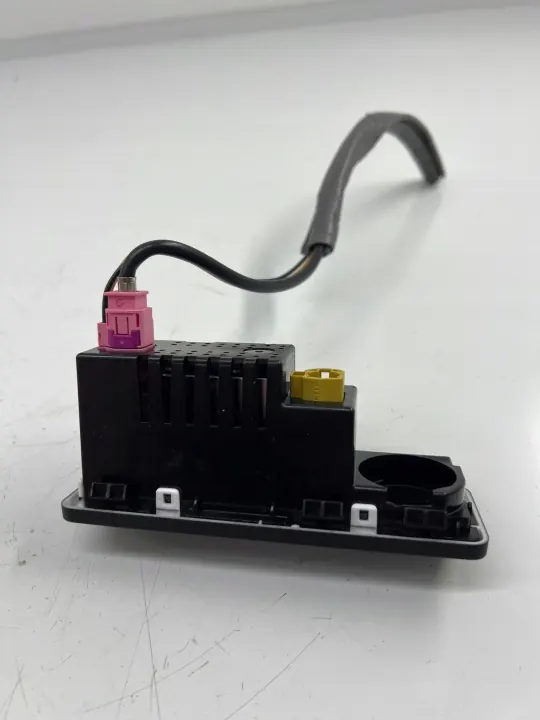 Jaguar USB-pistorasia OEM L8B219E110CE - Käytetty image 3
