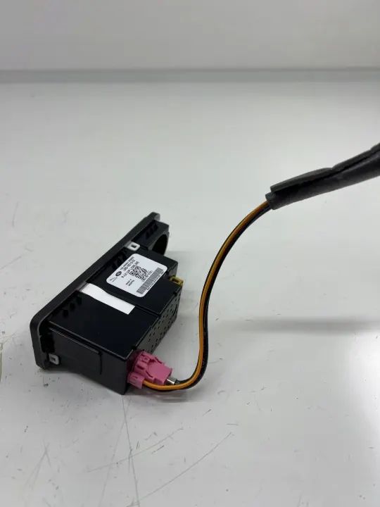 Jaguar USB-pistorasia OEM L8B219E110CE - Käytetty image 4