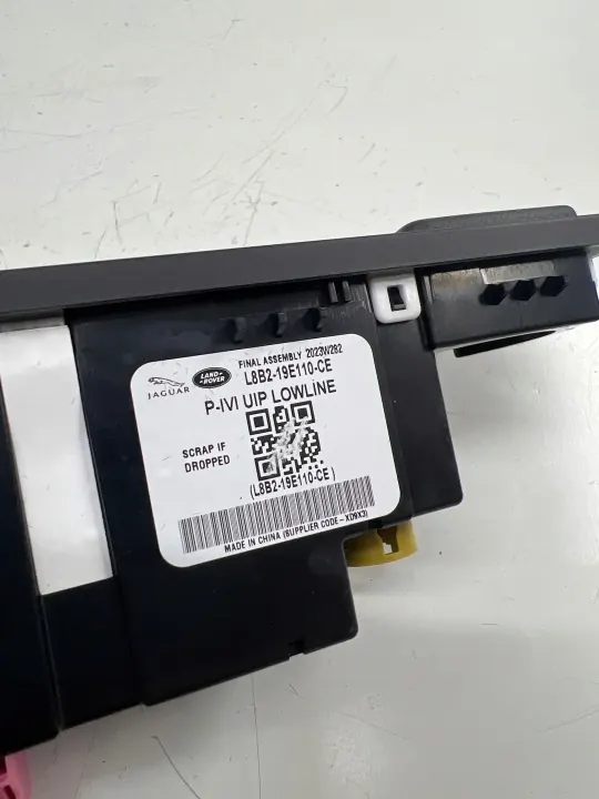 Jaguar USB-pistorasia OEM L8B219E110CE - Käytetty image 5