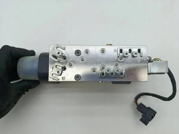 Mercedes R172 Dachhydraulikpumpe OEM A1728000030 image 4