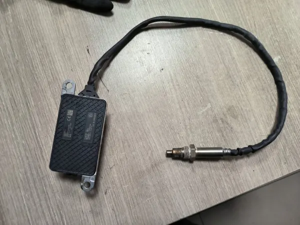 Gebruikte NOX-uitlaatsensor OEM 4326862 voor MAN Solaris image 2