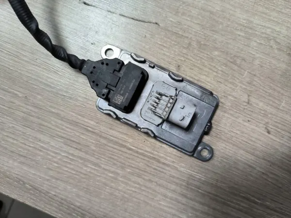 Gebruikte NOX-uitlaatsensor OEM 4326862 voor MAN Solaris image 3