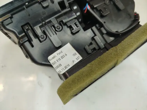 Skoda Superb III Tunnel Ventilationsgallret OEM 3V0819203A image 3
