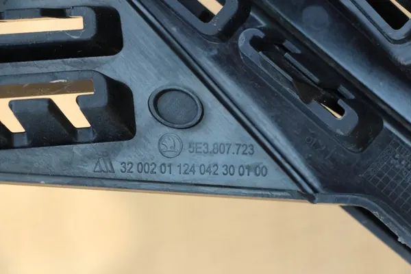 SKODA OCTAVIA IV 2020-2023 Front Grill 5E3807723 image 8