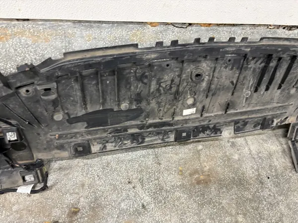 Mercedes W247 GLA Placa sob para-choques OEM A2478859109 image 7