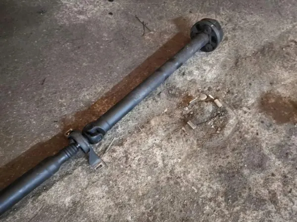 Mercedes W204 Vetoakseli OEM 2044101716 - Käytetty image 4