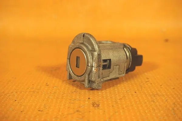 Audi A8 D5 ovenlukon sisäosa OEM 4n1837167 image 2
