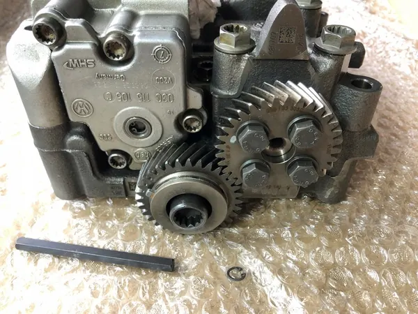 Olje pump 2.0 TDI AUDI A4 A6 PASSAT B6 image 3