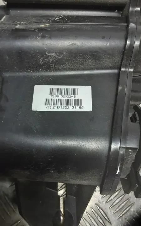Filtro de vapor de combustible Jeep Cherokee OEM P68152022AB image 4
