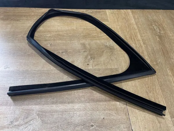 Jaguar F-Pace Front rechts Türglasdichtung HK8321597A image 3