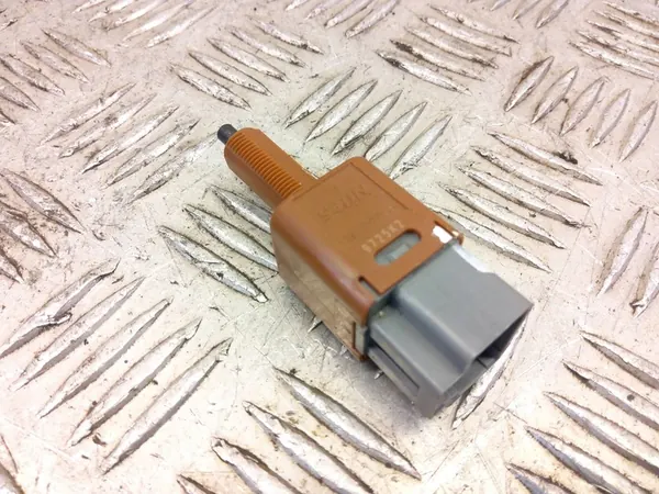 Nissan Micra K14 2020 Interrupteur/Senseur de Feu de Recul image 1