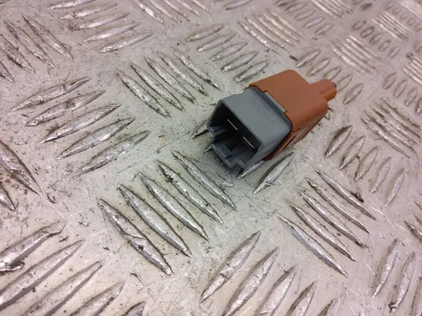 Nissan Micra K14 2020 Interrupteur/Senseur de Feu de Recul image 5