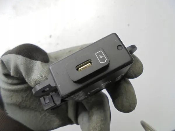 USB-portti Etuistuin Kia Sportage V OEM 96125-P1610WK image 2