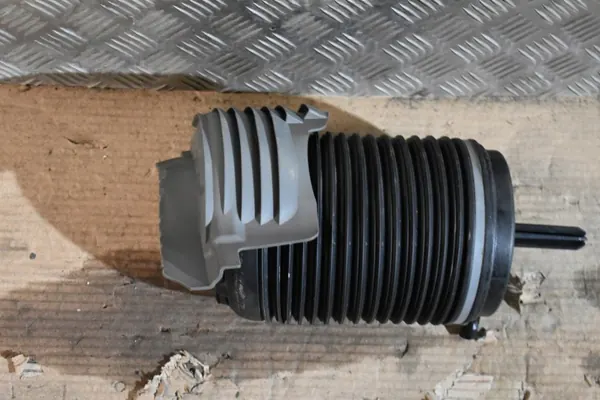 Mola de ar traseira esquerda OEM 95B616001G Porsche Macan image 3