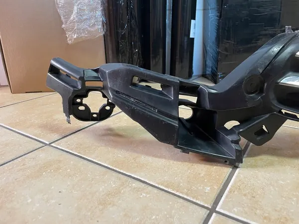 Citroen C4 Front Grill OE 7422R3 image 2