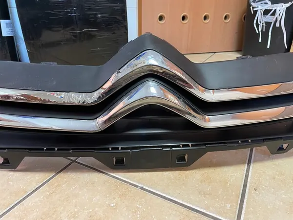 Citroen C4 Front Grill OE 7422R3 image 4