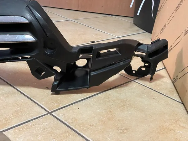 Citroen C4 Front Grill OE 7422R3 image 6