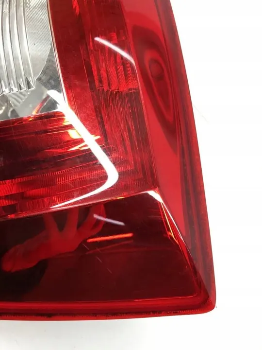 Luz trasera derecha Skoda Rapid image 3