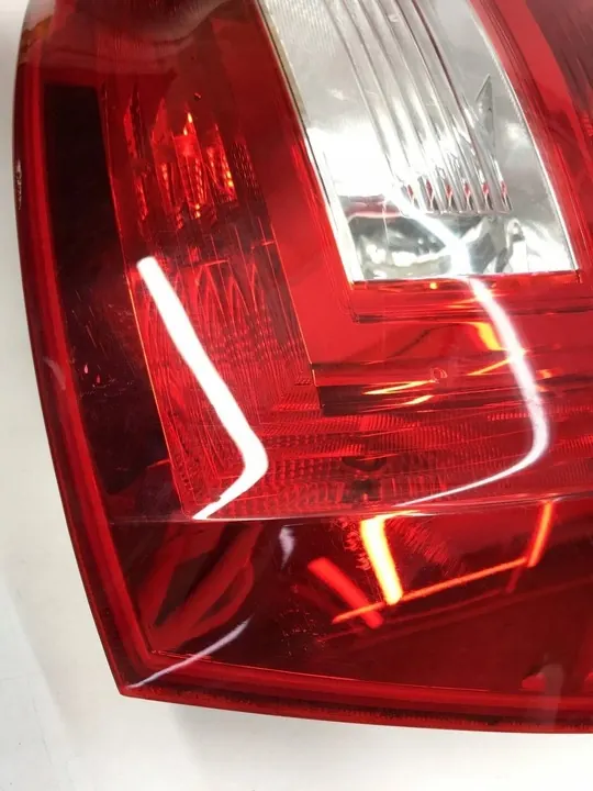 Luz trasera derecha Skoda Rapid image 4