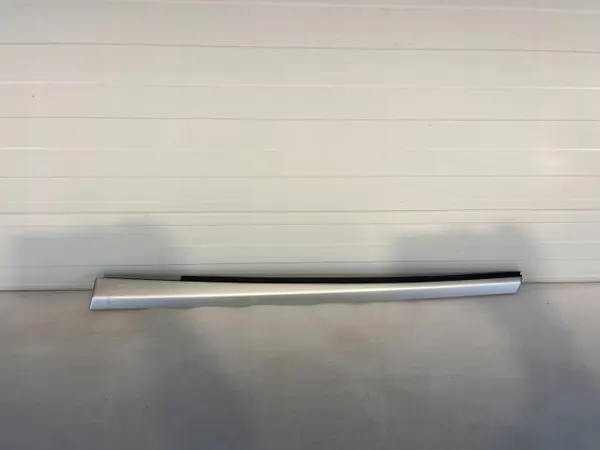 Mercedes-Benz Clase C Cabrio W205 Tira raspante trasera derecha OEM A2056703001 image 2