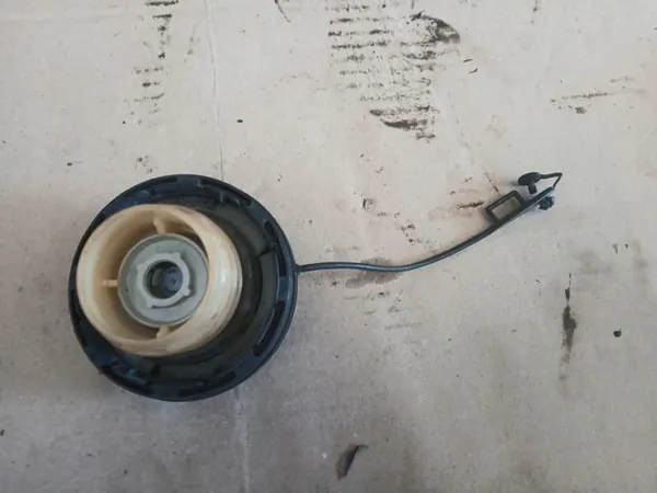 Suzuki Jimny bränsletankslock OEM - Begagnat skick image 3