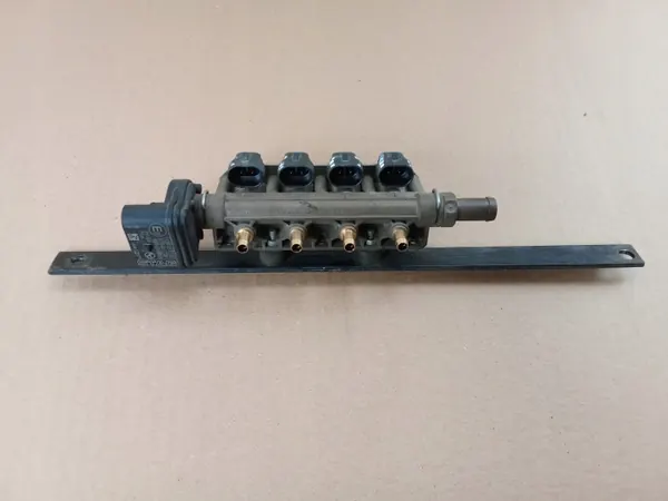 Rampe d'injection OEM 10R-054147 avec tuyaux - Occasion image 2