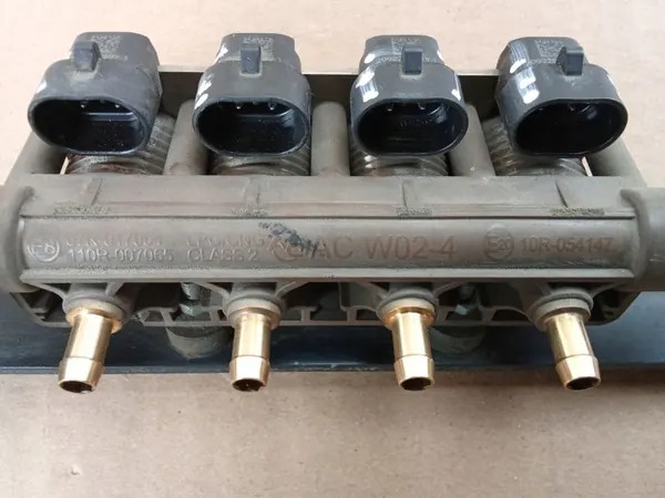 Rampe d'injection OEM 10R-054147 avec tuyaux - Occasion image 3