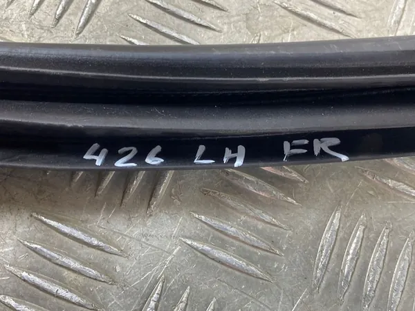 2025 Subaru Forester SK Vedação da porta dianteira FOB54743 image 3