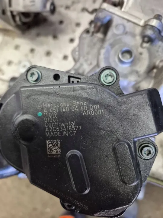 Válvula EGR Mercedes-Benz OEM A6511400460 - Usada image 3