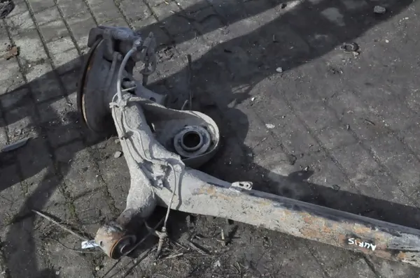 Toyota Auris I Hinterachse Träger OEM 422231 image 4