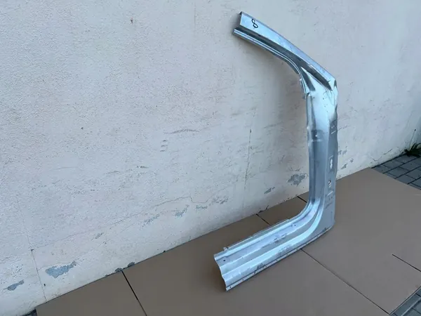 Pilier avant droit Lamborghini Urus image 2