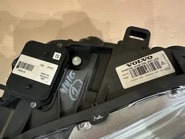 VOLVO V60 S60 II LIFT 13-17 VASEN BI-XENON VALO OEM 31420108 image 3