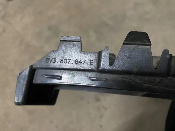 Rejilla central del parachoques AUDI A3 8V3 OEM 8V3807647B image 3