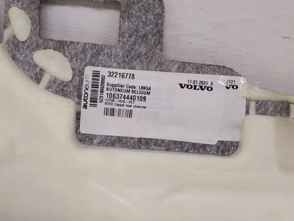 Volvo XC40 Recharge Fußmatte OEM 32216778 - Gebraucht image 5