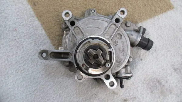 Imupumppu A2762300065 Mercedes W218 W212 W205 W213 image 2