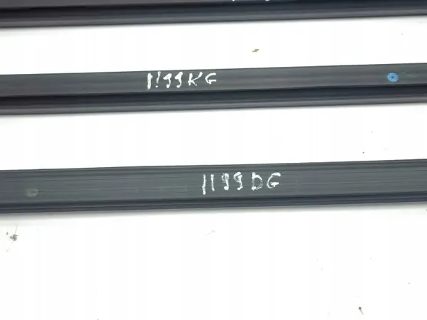 Ford Kuga III 2022 Etuoven ikkunatiiviste OEM AMD174415 image 10