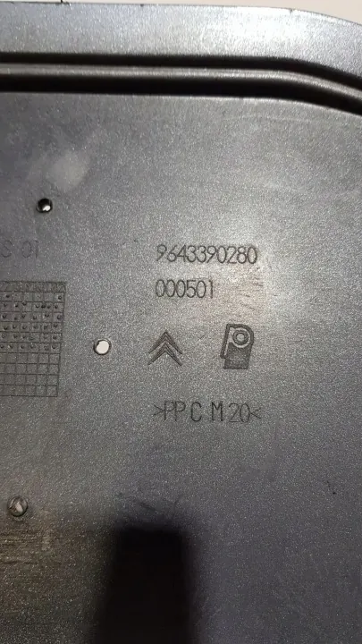 Cadre plaque immatriculation arrière Citroen C2 OEM 9643390280 image 4