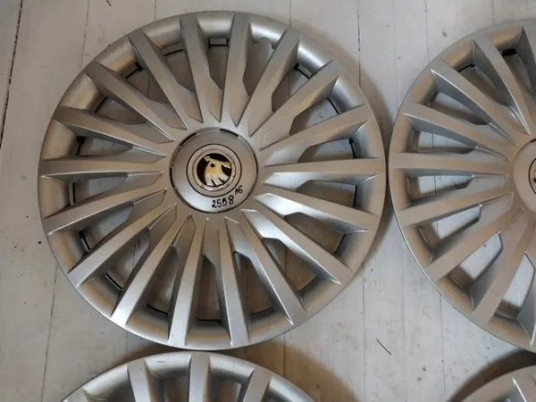 Tampa de Roda Skoda OE 3T0601147B - 16" Usado image 10