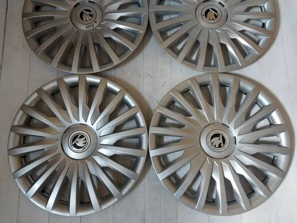 Tampa de Roda Skoda OE 3T0601147B - 16" Usado image 3