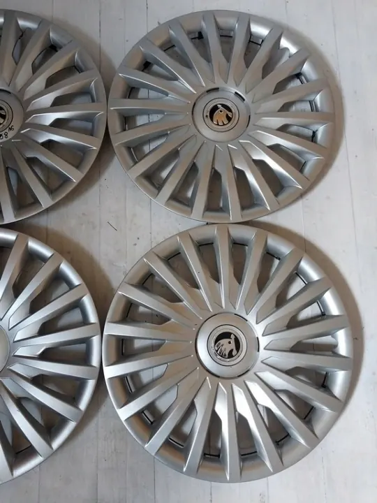 Tampa de Roda Skoda OE 3T0601147B - 16" Usado image 5