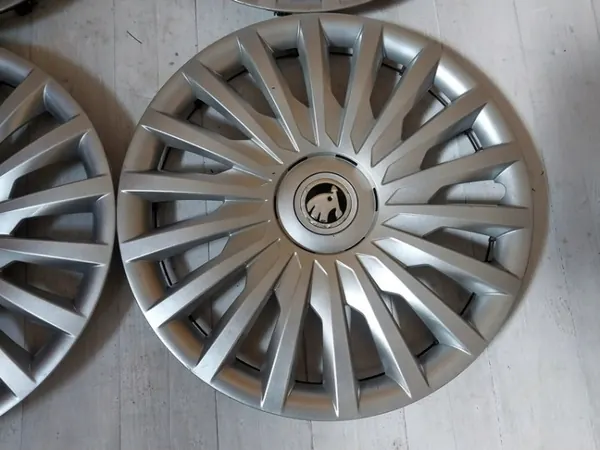 Tampa de Roda Skoda OE 3T0601147B - 16" Usado image 7