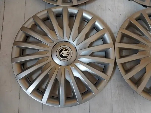 Tampa de Roda Skoda OE 3T0601147B - 16" Usado image 8