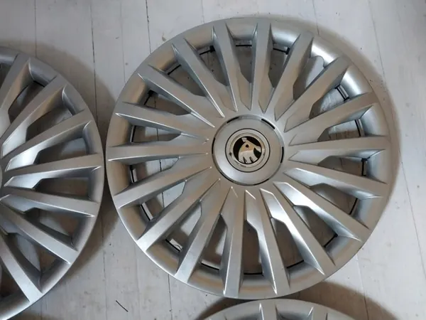 Tampa de Roda Skoda OE 3T0601147B - 16" Usado image 9