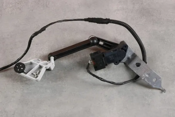 Sensor de Nível Farol Traseiro OEM 6895466 - Usado image 2