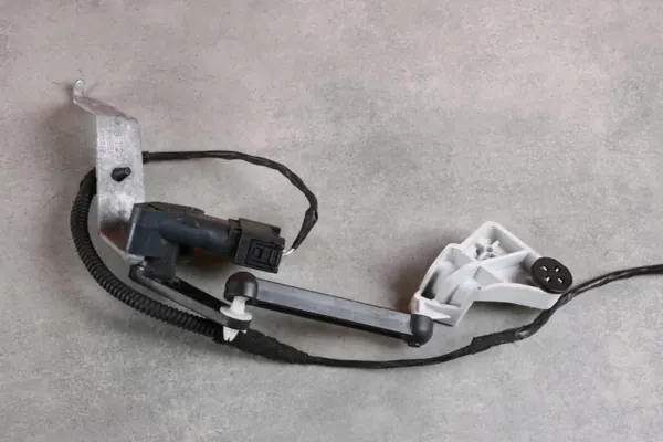 Sensor de Nível Farol Traseiro OEM 6895466 - Usado image 3