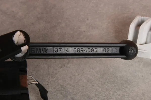 Sensor de Nível Farol Traseiro OEM 6895466 - Usado image 4