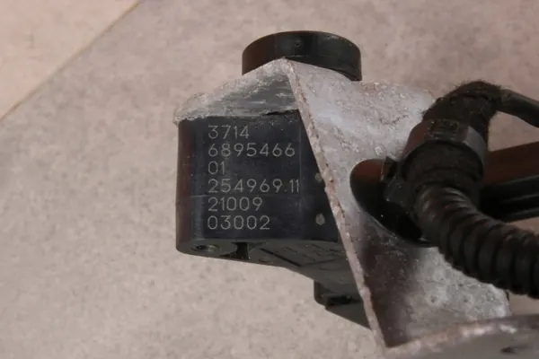 Sensor de Nível Farol Traseiro OEM 6895466 - Usado image 6