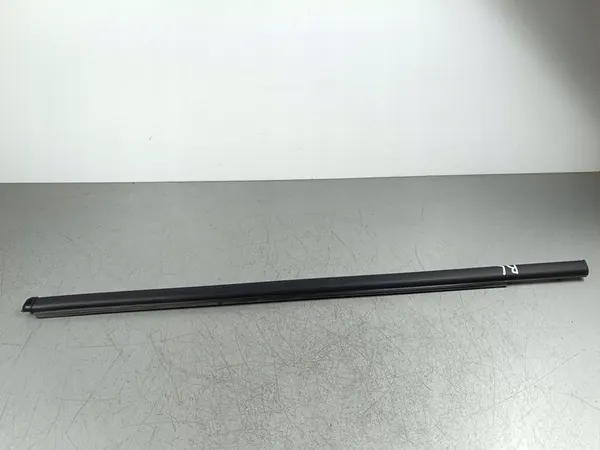 2025 Hyundai Santa Fe V MX5 Garniture de vitre arrière OEM FOB55726 image 1