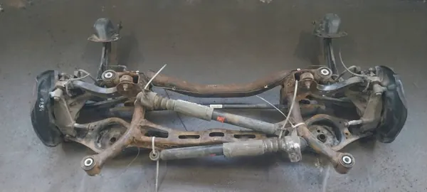 Travesaño suspensión trasera SEDAN para VW Passat B6 image 2