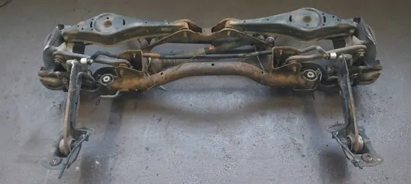 Travesaño suspensión trasera SEDAN para VW Passat B6 image 6
